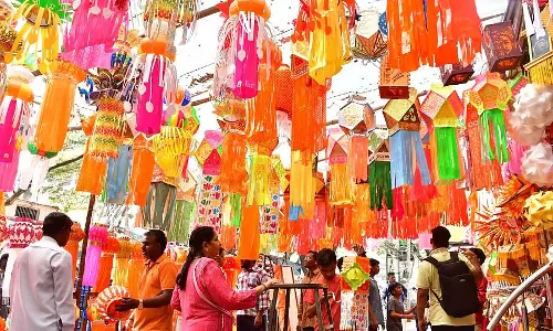 दिवाली का जश्न: बाज़ारों में भीड़; खरीदारी ज़ोरों पर