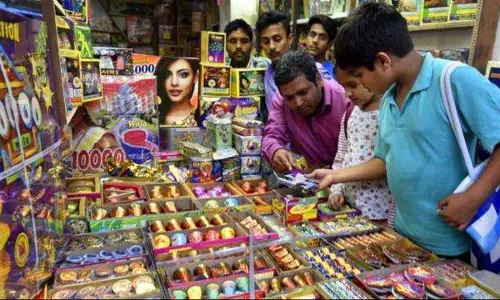 Bareilly: बाजार ने दिखाई दमखम, छोटी दिवाली पर बढ़ी बिक्री