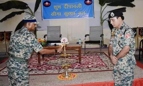 सीआईएसएफ और बीएसएफ अधिकारियों ने जवानों के साथ मनाई दीपावली, खिलाई मिठाई