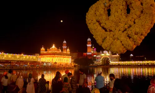 बंदी छोड़ दिवस, दिवाली के उपलक्ष्य में स्वर्ण मंदिर को रोशन किया गया