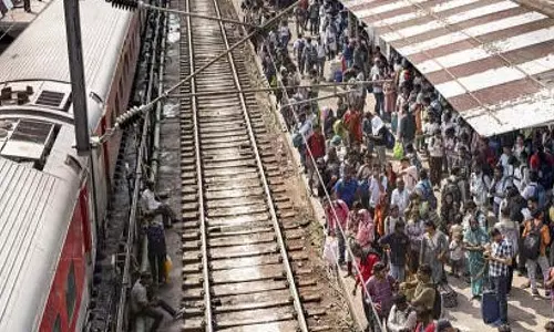 Nashik : पटरियों पर 2 लोगों की मौत, रेलवे ने ट्रेन से गिरने की खबरों से किया इनकार Nashik : पटरियों पर 2 लोगों की मौत, रेलवे ने ट्रेन से गिरने की खबरों से किया इनकार