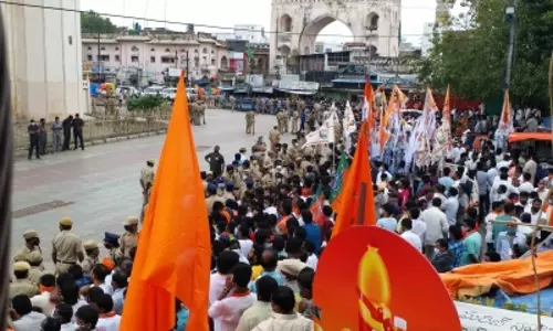 Hyderabad: दिवाली पर चारमीनार मंदिर में उमड़ी श्रद्धालुओं की भीड़