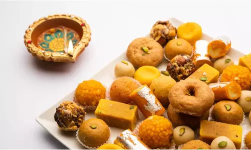 Jind: पर्व की खुशियों में शामिल हुए लोग, घर-घर जाकर बांटी मिठाइयां