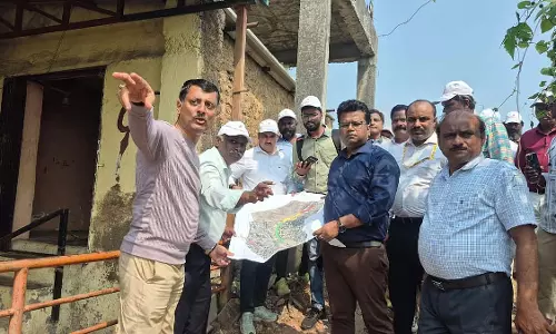 पुणे: PMC कमिश्नर नवल किशोर राम ने बालभारती-पौड़ फाटा रोड का इंस्पेक्शन किया