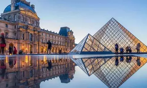 Paris फ्रांस का लूवर संग्रहालय चोरी के बाद बंद