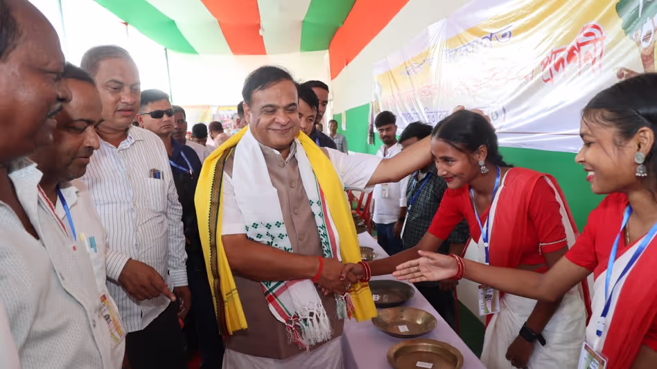 Assam चाय बागानों की जमीन श्रमिकों को हस्तांतरित करेगा