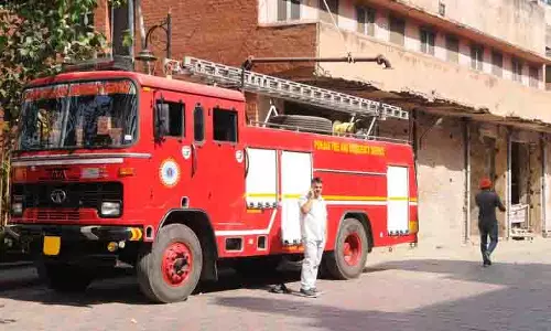 Ludhiana: होजरी स्क्रैप गोदाम में लगी आग Ludhiana: होजरी स्क्रैप गोदाम में लगी आग