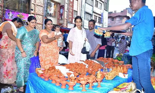 Diwali : नए कपड़े, फूल, फल, पटाखे और पैसे जैसी अलग-अलग चीज़ें खरीदना Diwali : नए कपड़े, फूल, फल, पटाखे और पैसे जैसी अलग-अलग चीज़ें खरीदना