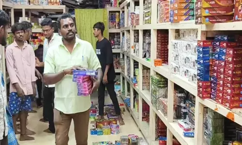 दिल्ली में सुप्रीम कोर्ट की हरी झंडी के बीच शिवकाशी में पटाखे खरीदने के लिए लोग बाजारों में उमड़े दिल्ली में सुप्रीम कोर्ट की हरी झंडी के बीच शिवकाशी में पटाखे खरीदने के लिए लोग बाजारों में उमड़े