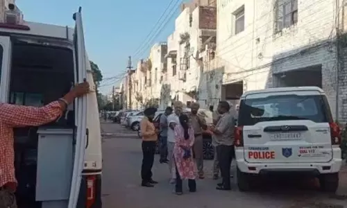 दीपावली पर बेटे ने मां का गला रेतकर की हत्या, आरोपी फरार, बड़ा बेटा विदेश में रहता है