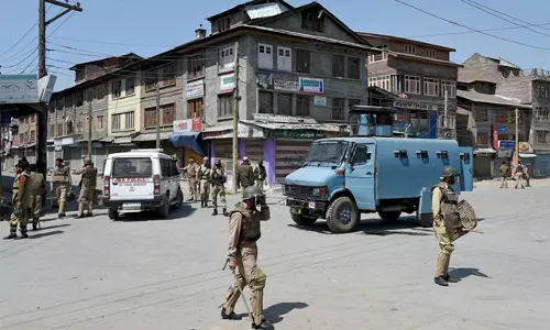 Jammu: अखनूर पुलिस ने कार में बैठे 2 संदिग्धों को पकड़ा
