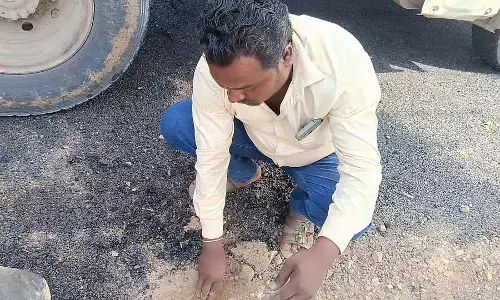 काम के दौरान डामर उखाड़ा जा रहा है: स्थानीय लोग नाराज़ काम के दौरान डामर उखाड़ा जा रहा है: स्थानीय लोग नाराज़