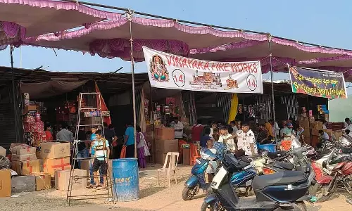 फेस्टिवल ऑफ़ लाइट्स के दौरान पटाखों की खरीदारी का दौर: वॉलकट ग्राउंड में पटाखों के स्टॉल फेस्टिवल ऑफ़ लाइट्स के दौरान पटाखों की खरीदारी का दौर: वॉलकट ग्राउंड में पटाखों के स्टॉल