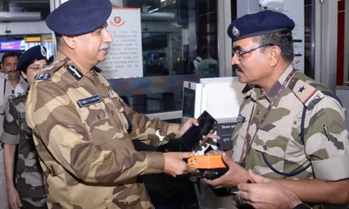 दीपावली पर ड्यूटी निभा रहे जवानों से मिले डीजी, दी शुभकामनाएं दीपावली पर ड्यूटी निभा रहे जवानों से मिले डीजी, दी शुभकामनाएं