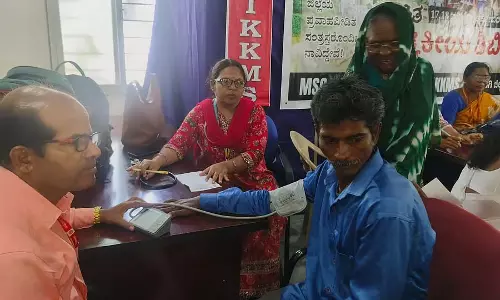 Karnataka : बाढ़ प्रभावित गांवों में फ्री हेल्थ चेक-अप कैंप