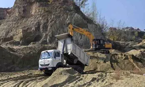 सरकारी परियोजनाओं के लिए मिट्टी ढोने वाले वाहनों पर नज़र रखने के लिए जीपीएस का इस्तेमाल: DMO सरकारी परियोजनाओं के लिए मिट्टी ढोने वाले वाहनों पर नज़र रखने के लिए जीपीएस का इस्तेमाल: DMO
