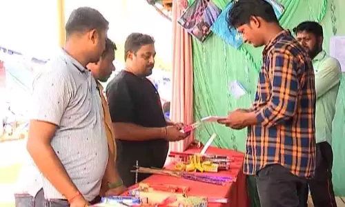 Odisha में दिवाली की धूम, पटाखों की दुकानों पर लोगों का जनसैलाब