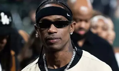 Travis Scott के दिल्ली कॉन्सर्ट में हंगामा, एक प्रशंसक ने बैरिकेड पर छलांग लगाई
