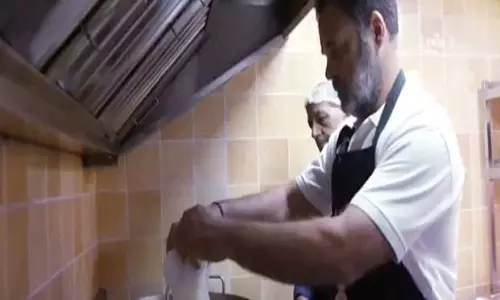 राहुल गांधी ने घंटेवाला मिठाइयों की दुकान पर बनाई दिवाली की मिठास