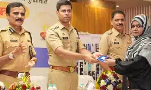 Mumbai पुलिस ने चोरी और खोए हुए 800 फोन उनके असली मालिकों को लौटाए