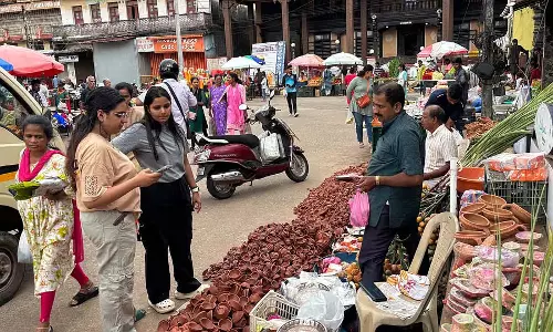 रोशनी का त्योहार: हर जगह खरीदारी की धूम रोशनी का त्योहार: हर जगह खरीदारी की धूम