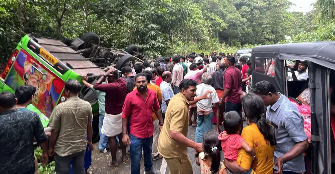Kerala : इडुक्की में मिनी बस पलटने से बच्चों समेत कई तमिलनाडु पर्यटक घायल Kerala : इडुक्की में मिनी बस पलटने से बच्चों समेत कई तमिलनाडु पर्यटक घायल