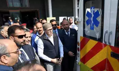 जेएंडके बैंक ने सीएसआर के तहत SKIMS को क्रिटिकल केयर एम्बुलेंस प्रदान की जेएंडके बैंक ने सीएसआर के तहत SKIMS को क्रिटिकल केयर एम्बुलेंस प्रदान की