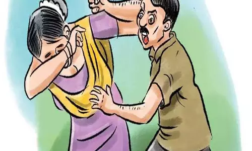 रायपुर में मजार पर खाना खाने के बाद महिला से मारपीट