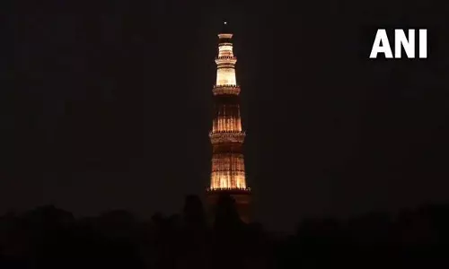 दिवाली पर कुतुब मीनार की जगमगाती रोशनी ने , पर्यटकों और शहरवासियों ने लुत्फ उठाया