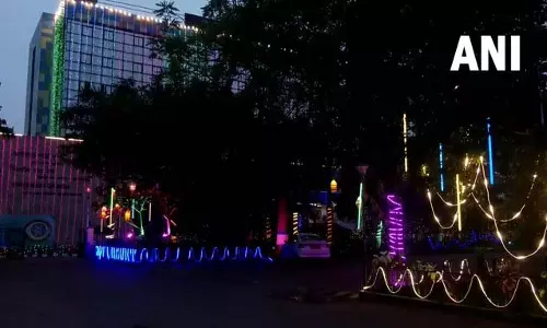 इमारतें रंग-बिरंगी रोशनी से जगमगाईं, शहर में छाया उत्सव का माहौल