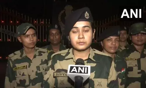 BSF कांस्टेबल दिव्या ठाकुर का बयान: सीमा की रक्षा करते हुए भी हमने खुशी-खुशी दिवाली मनाई BSF कांस्टेबल दिव्या ठाकुर का बयान: सीमा की रक्षा करते हुए भी हमने खुशी-खुशी दिवाली मनाई