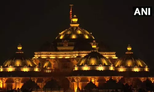 दिवाली पर अक्षरधाम मंदिर की चमक-धमक, रंग-बिरंगी रोशनी से जगमगाया परिसर दिवाली पर अक्षरधाम मंदिर की चमक-धमक, रंग-बिरंगी रोशनी से जगमगाया परिसर