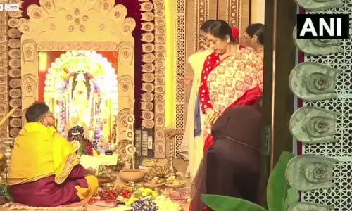 मुख्यमंत्री ममता बनर्जी ने कालीघाट मंदिर में मां काली की पूजा कर दी दिवाली की शुभकामनाएं