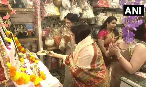 दिवाली की रौनक: लोग परिवार सहित पूजा-अर्चना और दीपोत्सव में शामिल हुए