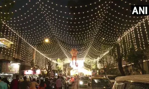 मुंबई में दिवाली की रौनक: शिवाजी पार्क से शहर भर में दीपों और रोशनी की चमक मुंबई में दिवाली की रौनक: शिवाजी पार्क से शहर भर में दीपों और रोशनी की चमक