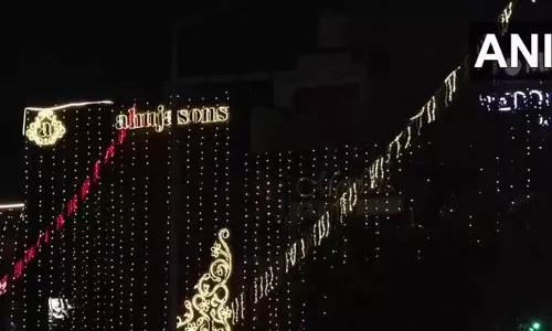 दिल्ली में दिवाली की रौनक: साउथ एक्सटेंशन इलाके को रंग-बिरंगी रोशनी से सजाया गया दिल्ली में दिवाली की रौनक: साउथ एक्सटेंशन इलाके को रंग-बिरंगी रोशनी से सजाया गया