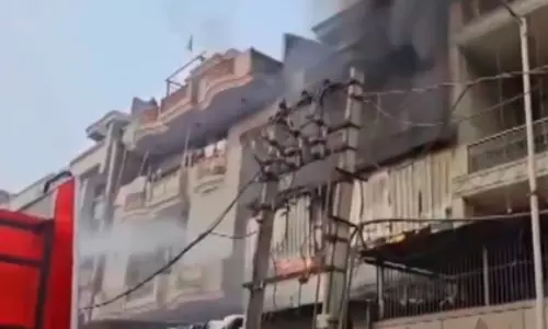 Delhi: नरेला में जूता बनाने वाली फैक्ट्री में भीषण आग लगी