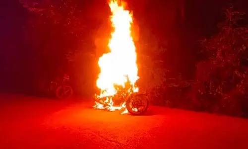 CG BREAKING: जुआ फड़ पर रेड के दौरान पुलिस की बाइक में लगा दी आग