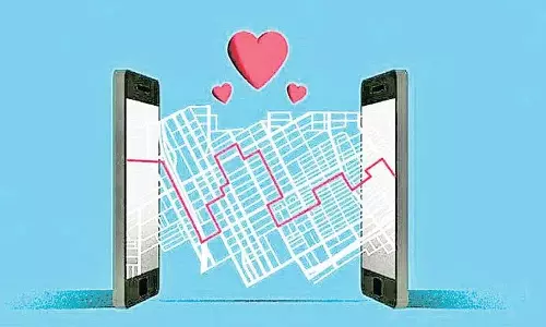 एक युवती की मुलाकात एक Dating App पर हुई और उसे एक सरकारी कर्मचारी से प्यार हो गया एक युवती की मुलाकात एक Dating App पर हुई और उसे एक सरकारी कर्मचारी से प्यार हो गया