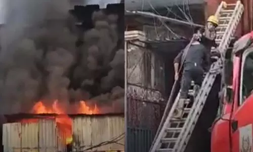 BREAKING: जूते फैक्ट्री में भीषण आग, 16 दमकल गाड़ियां लगीं BREAKING: जूते फैक्ट्री में भीषण आग, 16 दमकल गाड़ियां लगीं