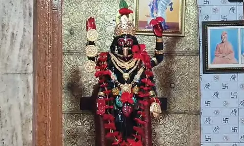 Simlagarh की काली को संदेश, मीठी मिठाई और पोना मछली चढ़ाई गई Simlagarh की काली को संदेश, मीठी मिठाई और पोना मछली चढ़ाई गई