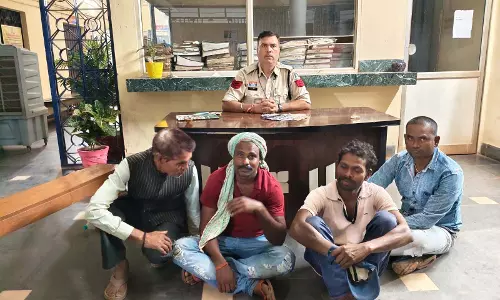 अवैध जुआ-सट्टा पर पुलिस की बड़ी कार्रवाई, 11 जुआरी गिरफ्तार अवैध जुआ-सट्टा पर पुलिस की बड़ी कार्रवाई, 11 जुआरी गिरफ्तार