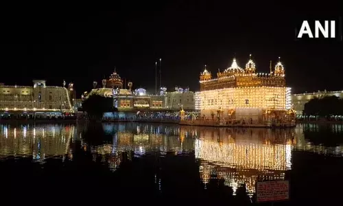 अमृतसर: दिवाली और बंदी छोड़ दिवस पर स्वर्ण मंदिर जगमगा उठा