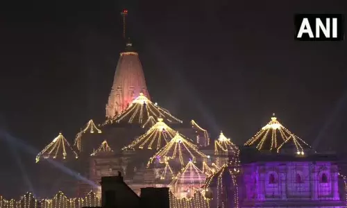 अयोध्या: दिवाली पर श्री राम जन्मभूमि मंदिर रंग-बिरंगी रोशनी से जगमगा उठा