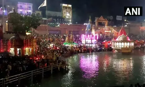 Haridwar: दिवाली पर हर की पौड़ी रंग-बिरंगी रोशनी से जगमगाई Haridwar: दिवाली पर हर की पौड़ी रंग-बिरंगी रोशनी से जगमगाई