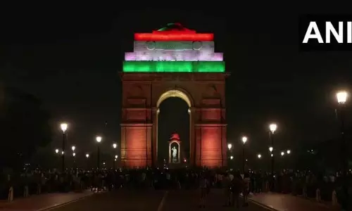 दिल्ली: दिवाली पर इंडिया गेट रंग-बिरंगी रोशनी से जगमगाया