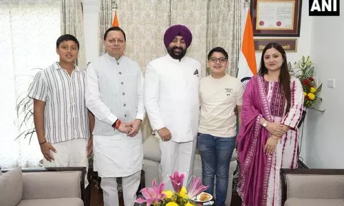 CM पुष्कर सिंह धामी ने राजभवन में राज्यपाल को दी दिवाली की शुभकामनाएं CM पुष्कर सिंह धामी ने राजभवन में राज्यपाल को दी दिवाली की शुभकामनाएं