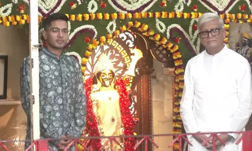 Abhishek Banerje ने काली पूजा के अवसर पर कोलकाता के कालीघाट मंदिर का किया दौरा Abhishek Banerje ने काली पूजा के अवसर पर कोलकाता के कालीघाट मंदिर का किया दौरा