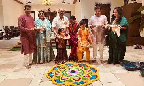 लोकसभा सांसद बृजमोहन अग्रवाल ने परिवार के साथ मनाई दिवाली लोकसभा सांसद बृजमोहन अग्रवाल ने परिवार के साथ मनाई दिवाली