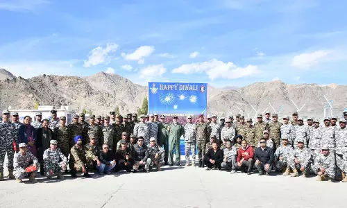 Air Force प्रमुख ने जवानों से की मुलाकात, दी दिवाली की शुभकामनाएं Air Force प्रमुख ने जवानों से की मुलाकात, दी दिवाली की शुभकामनाएं